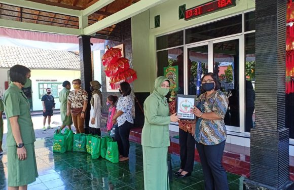 Persit  Kodim Buleleng Pun Peduli Berikan Bingkisan Hari Raya Bagi Warakawuri.
