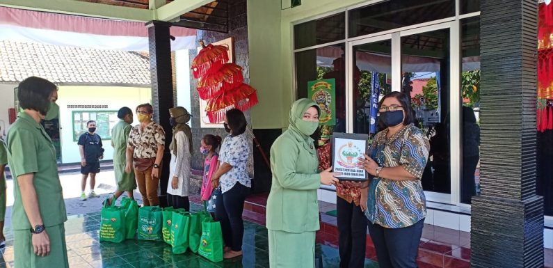 Persit  Kodim Buleleng Pun Peduli Berikan Bingkisan Hari Raya Bagi Warakawuri.