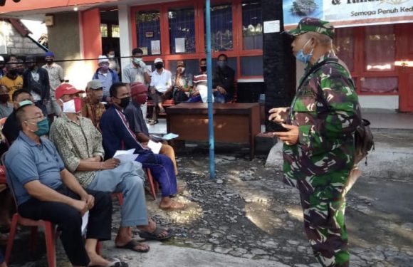 Pjs.Danramil Penebel Bersama Camat  Pantau Pembagian Bantuan Sosial Tunai.