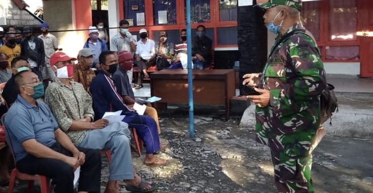 Pjs.Danramil Penebel Bersama Camat  Pantau Pembagian Bantuan Sosial Tunai.