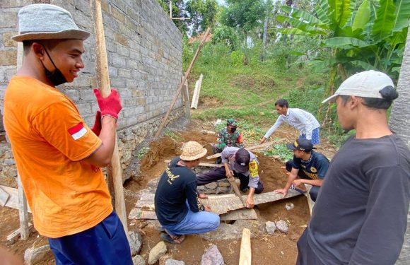 Babinsa Songan-A Bersama Relawan Bantu Warga Bangun Jamban.