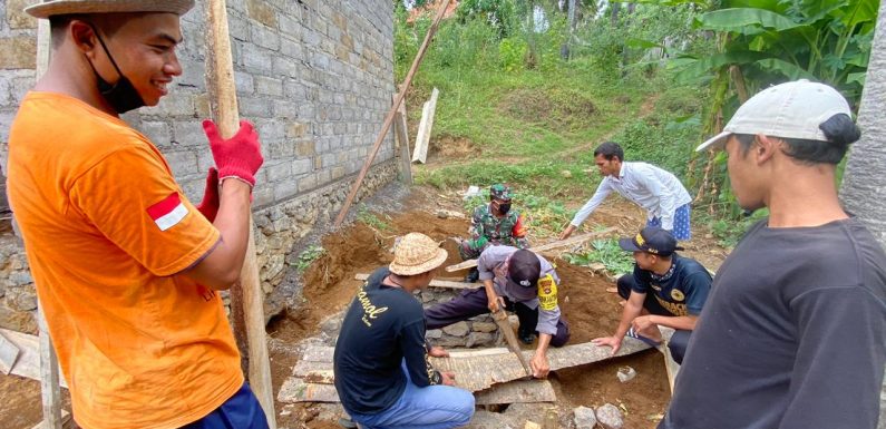 Babinsa Songan-A Bersama Relawan Bantu Warga Bangun Jamban.