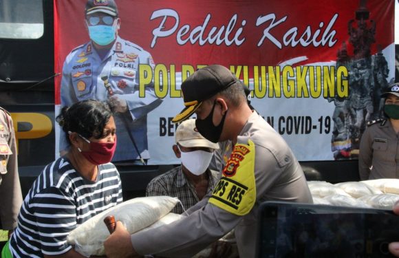 Kapolres Klungkung Pimpin Pendistribusian  60 Sack Beras Kepada Warga Yang Terdampak Covid-19.