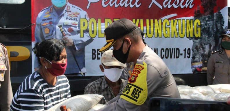 Kapolres Klungkung Pimpin Pendistribusian  60 Sack Beras Kepada Warga Yang Terdampak Covid-19.