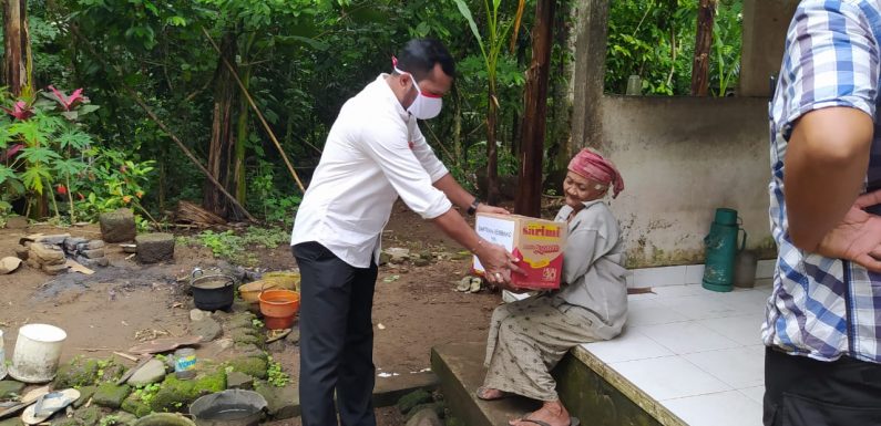 Satreskrim Polres Klungkung Salurkan Paket Sembako kepada Warga Terdampak Covid-19.