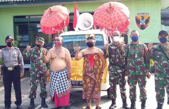 Cegah Penyebaran COVID-19, Koramil Jajaran Kodim Jembrana Bagikan Brosur Dan Masker.