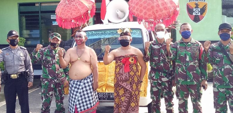 Cegah Penyebaran COVID-19, Koramil Jajaran Kodim Jembrana Bagikan Brosur Dan Masker.