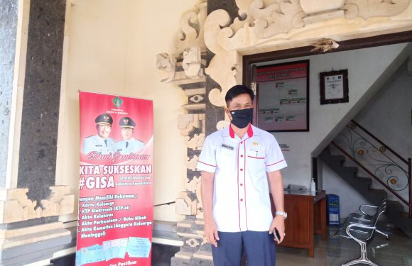 Desa Gumbrih Serahkan Bantuan Sembako Dari Kemensos Kepada 48 KK Yang Terdampak Covid-19.