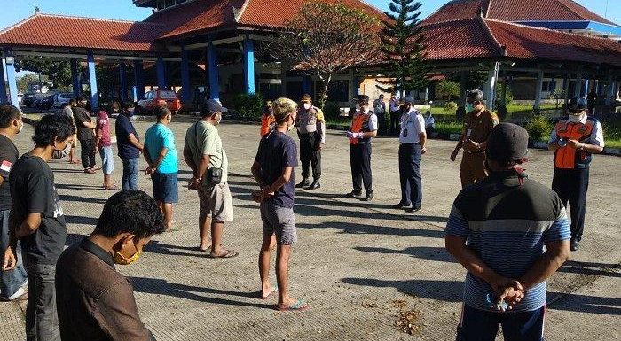 Lolos di Pelabuhan Gilimanuk 26 Sopir Bawa Logistik di Amankan di Terminal Mengwi  Badung.