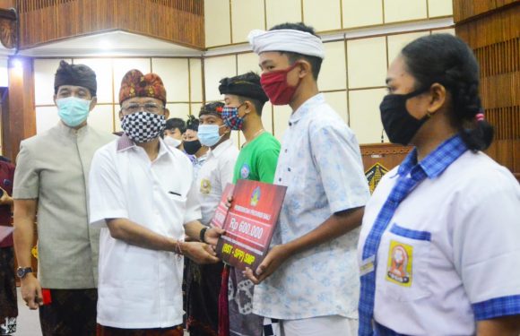 Gubernur Koster Gelontorkan Bansos Tunai untuk Siswa SD hingga Sekolah Menengah Swasta se-Bali.