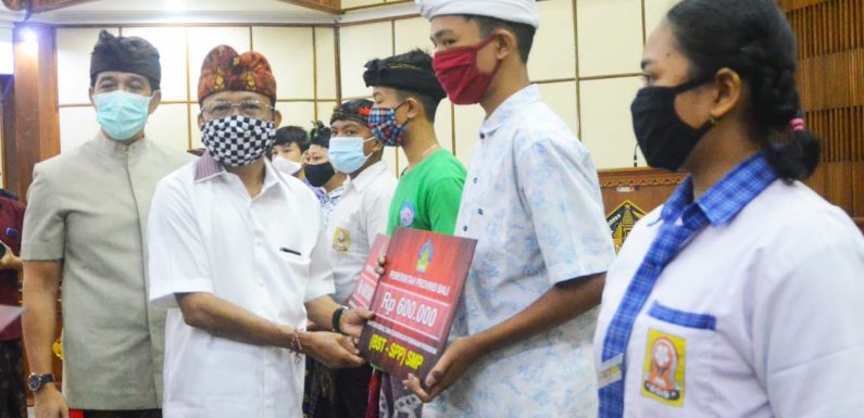 Gubernur Koster Gelontorkan Bansos Tunai untuk Siswa SD hingga Sekolah Menengah Swasta se-Bali.