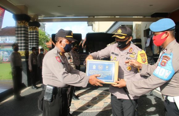 Kapolres Gianyar Serahkan Bantuan Tahap Tiga Untuk Pelaku Pariwisata Dampak Covid-19.