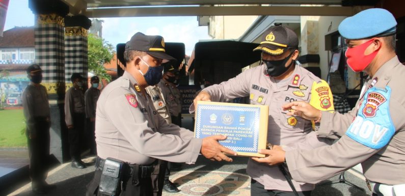 Kapolres Gianyar Serahkan Bantuan Tahap Tiga Untuk Pelaku Pariwisata Dampak Covid-19.