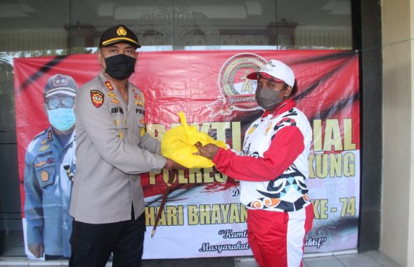 Polres Klungkung Berbagi Dengan   Saudara Asal Papua.