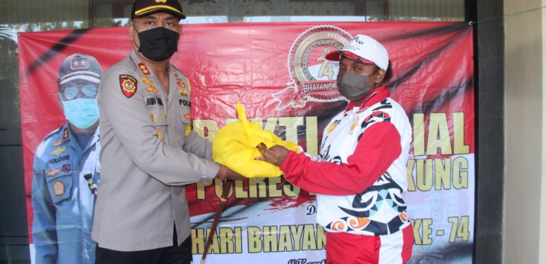 Polres Klungkung Berbagi Dengan   Saudara Asal Papua.