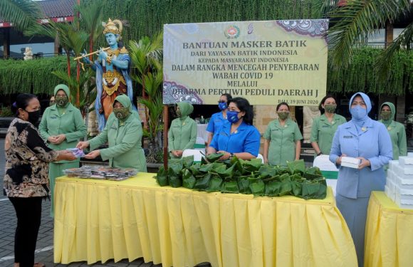 Yayasan Batik Indonesia Bersama Dharma Pertiwi Daerah “J” Bagikan 170 Masker.