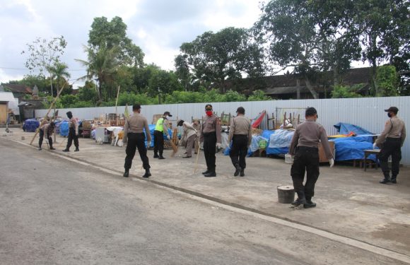 Polres Gianyar Bakti  Sosial Bersih Bersih Di Lingkungan Pasar Umum Samplangan Dalam Rangkaian Hari Bhayangkara Ke-74.