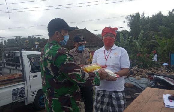 Babinsa Dan Bhabinkamtibmas Kawal Pembagian Sembako Sampai Pemulangan PMI.