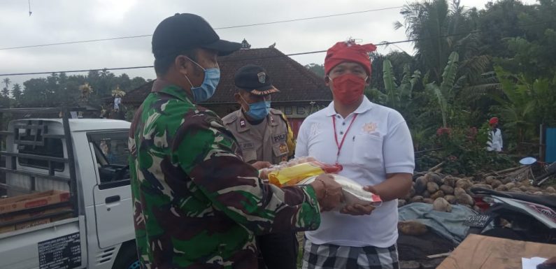 Babinsa Dan Bhabinkamtibmas Kawal Pembagian Sembako Sampai Pemulangan PMI.