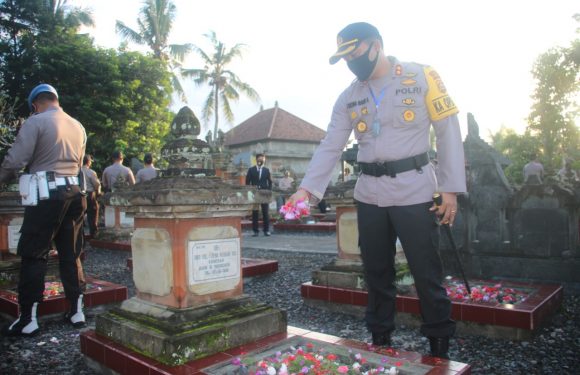 Kapolres Gianyar Memimpin Upacara Ziarah Memperingati Hari Bhayangkara Ke-74.