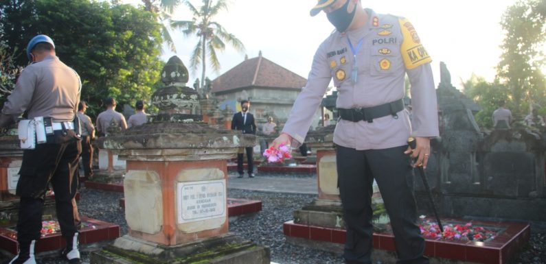 Kapolres Gianyar Memimpin Upacara Ziarah Memperingati Hari Bhayangkara Ke-74.
