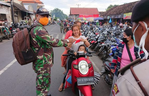 Menuju New Normal Babinsa Kubu Disiplinkan Pengunjung Pasar.