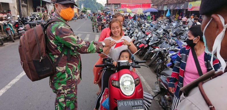 Menuju New Normal Babinsa Kubu Disiplinkan Pengunjung Pasar.