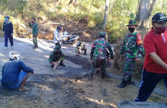 TNI Bersama Warga Gotong Royong Bangun Jalan Rabat Beton.