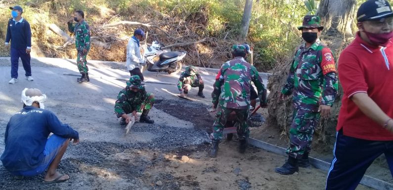 TNI Bersama Warga Gotong Royong Bangun Jalan Rabat Beton.
