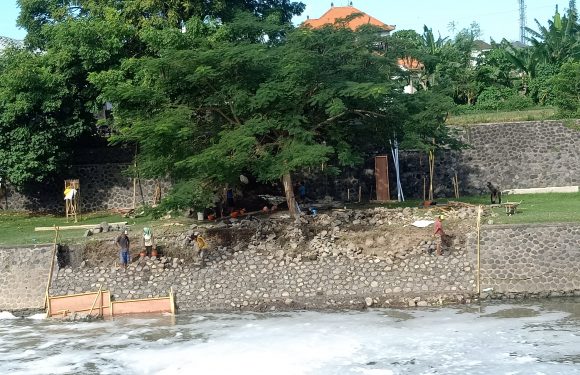 Proyek  Senderan Tukad Taman Pancing YangJebol, Sudah  Mulai Dikerjakan.