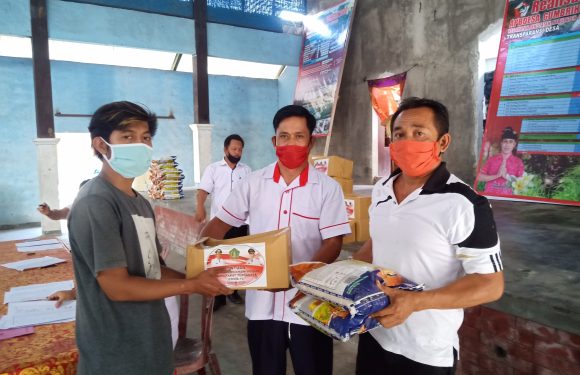 Perbekel Desa Gumbrih Salurkan  96 Paket sembako Bantuan dari Pemkab Jembrana.