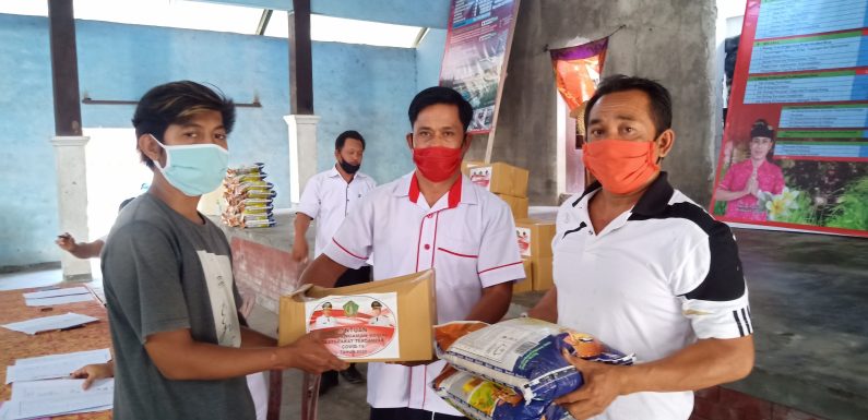 Perbekel Desa Gumbrih Salurkan  96 Paket sembako Bantuan dari Pemkab Jembrana.