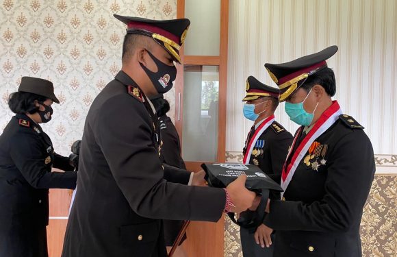 Polres Klungkung Gelar Upacara Pelepasan Purna Tugas Tujuh Perwira.
