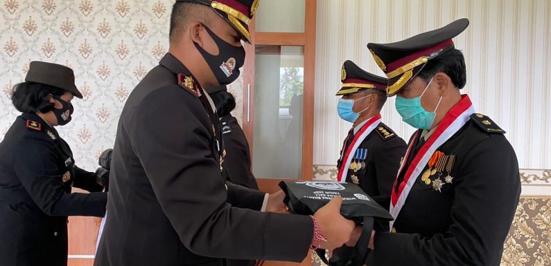 Polres Klungkung Gelar Upacara Pelepasan Purna Tugas Tujuh Perwira.