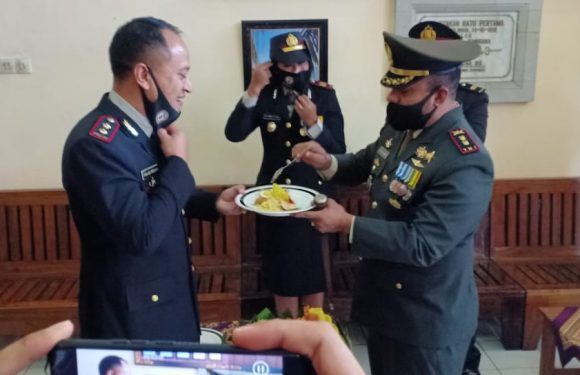 Dandim 1617/ Jembrana Beri Kejutan Pada HUT Bhayangkara ke 74 di Mapolres Jembrana.