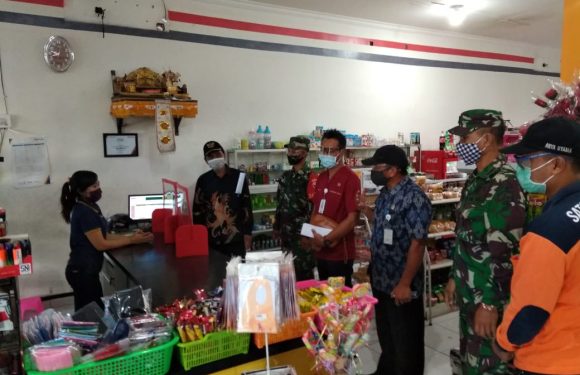 Babinsa Edukasi Pemilik Usaha Pertokoan Agar Patuhi Protokol Kesehatan.