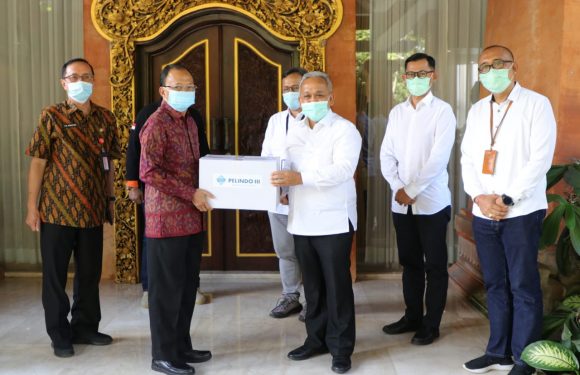 PT Pelindo III Serahkan 5.000 Paket Bantuan Kepada Gubernur Bali.