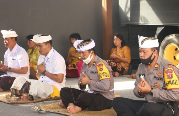 Persembahyangan Tumpek Landep Di Polres Gianyar.