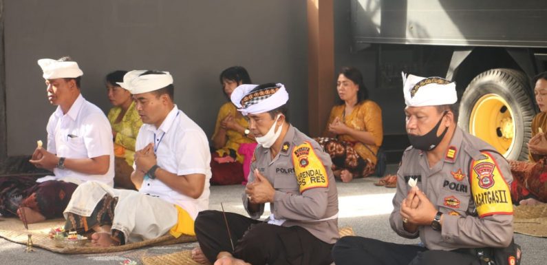 Persembahyangan Tumpek Landep Di Polres Gianyar.