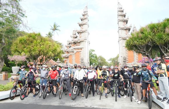 Kasdam, Danrem Gowes Bareng Wagub Bali Tjokorda Oka Artha Ardana Sukawati.