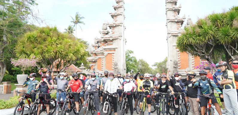 Kasdam, Danrem Gowes Bareng Wagub Bali Tjokorda Oka Artha Ardana Sukawati.