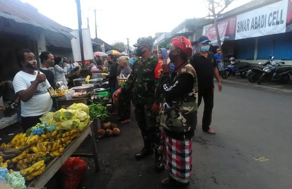 Koramil Sidemen Awasi Penerapan Pendisiplinan Pedagang Dan Pengunjung Pasar.