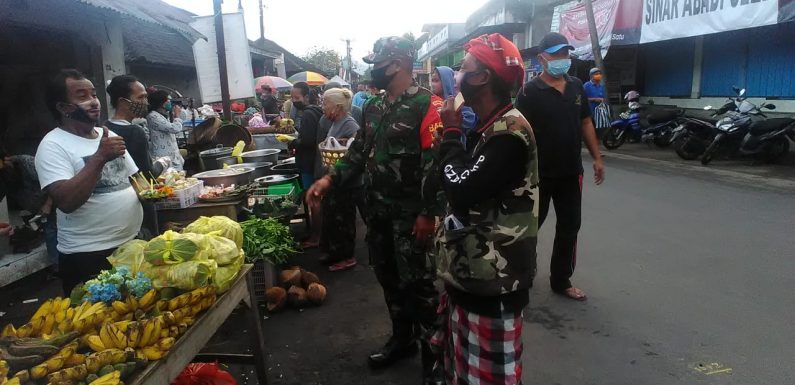 Koramil Sidemen Awasi Penerapan Pendisiplinan Pedagang Dan Pengunjung Pasar.