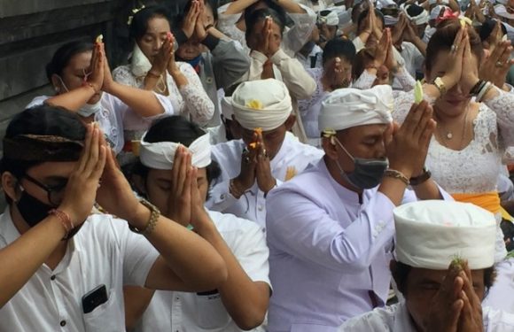Sambut New Normal Gubernur Bali Gelar Upacara di Pura Besakih.