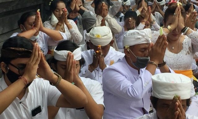 Sambut New Normal Gubernur Bali Gelar Upacara di Pura Besakih.