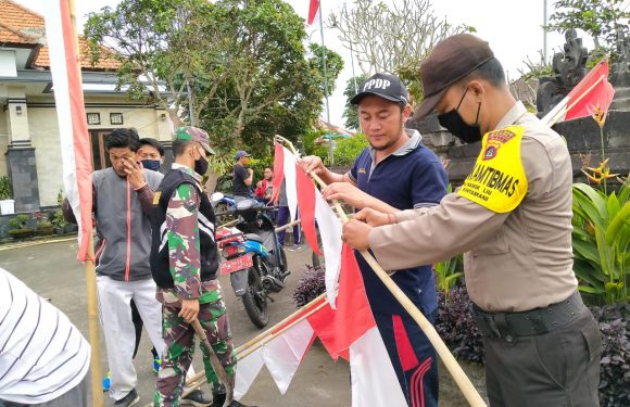 Babinsa Dan Warga Hiasi Tonggak Perjuangan Desa Manikliu.