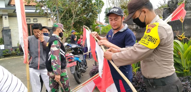 Babinsa Dan Warga Hiasi Tonggak Perjuangan Desa Manikliu.