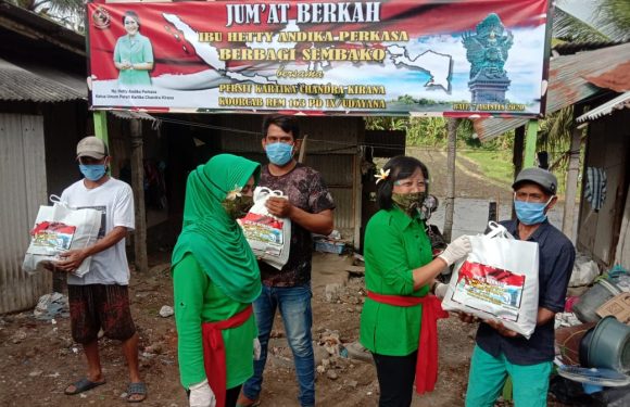 Jum’at Berkah, Ibu Hetty Andika Perkasa Berikan Bantuan 50 Paket Sembako Kepada Warga Kurang Mampu Di Tabanan.