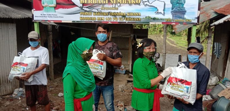 Jum’at Berkah, Ibu Hetty Andika Perkasa Berikan Bantuan 50 Paket Sembako Kepada Warga Kurang Mampu Di Tabanan.