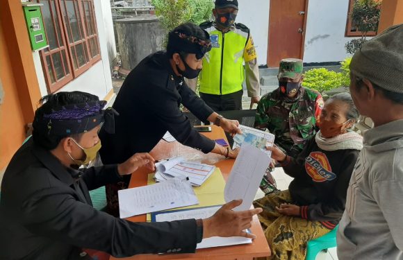 Babinsa Desa Bonyoh Pantau Penyaluran BLT.